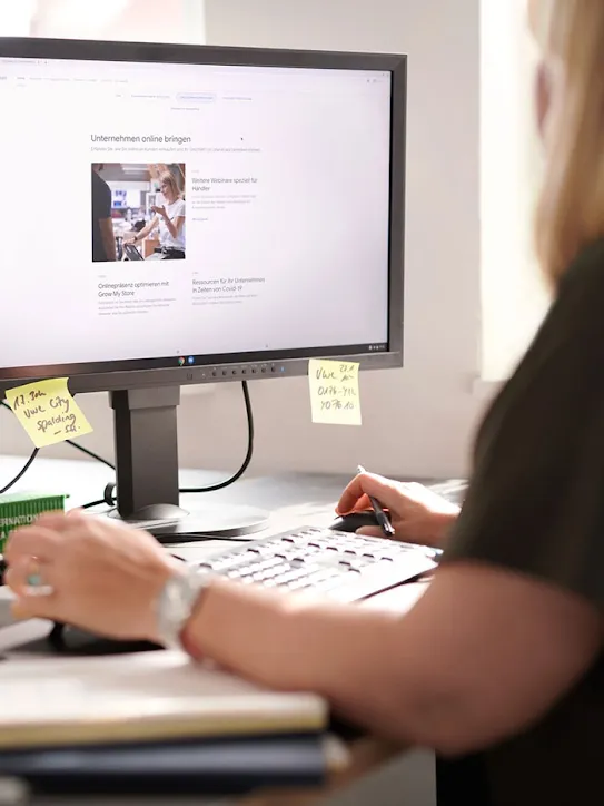 Une participante à un cours en ligne de l'Atelier Digital Google à son poste de travail.