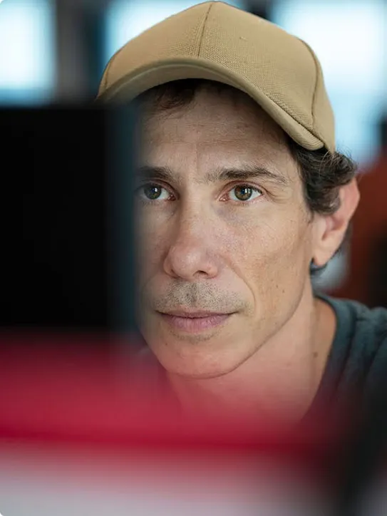 Daniel Fabian, de la Red Team de Google, regarde son ordinateur portable d'un air concentré.