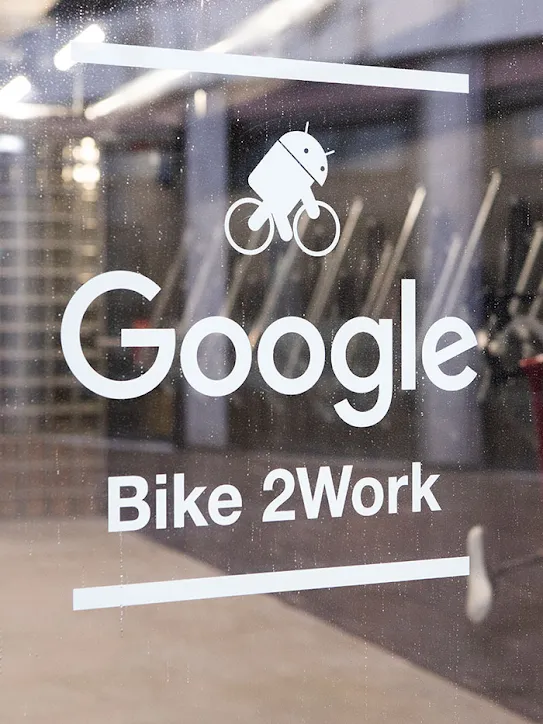 Sur la porte vitrée d'un local à vélos, on peut lire l'inscription “Google Bike 2Work”