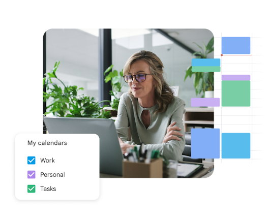 カレンダー ビューに「仕事」、「プライベート」、「タスク」のスケジュールが重ねて表示されたノートパソコンを女性が見ている写真。